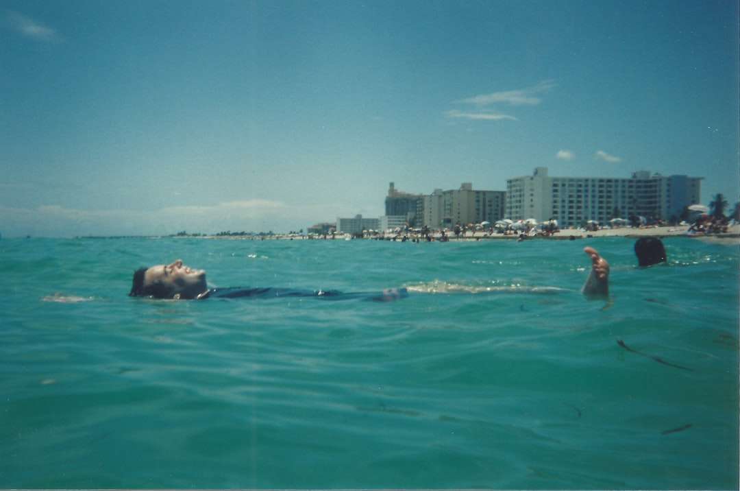 mężczyzna w niebieskich spodenkach, pływanie po morzu w ciągu dnia puzzle online