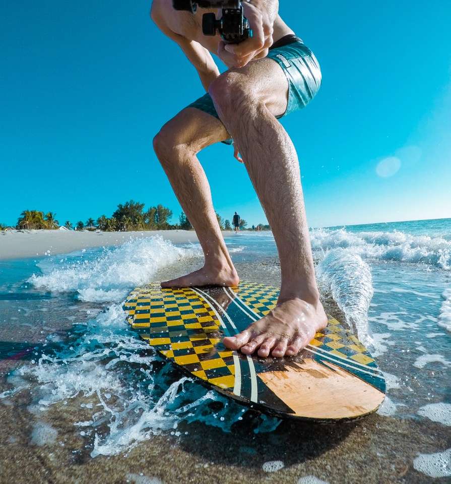 osoba jeżdżąca na desce surfingowej podczas nagrywania samego siebie puzzle online