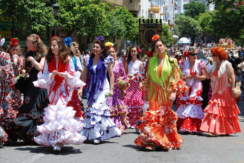 Kobiety na festiwalu folklorystycznym w Maladze w strojach flamenco puzzle online