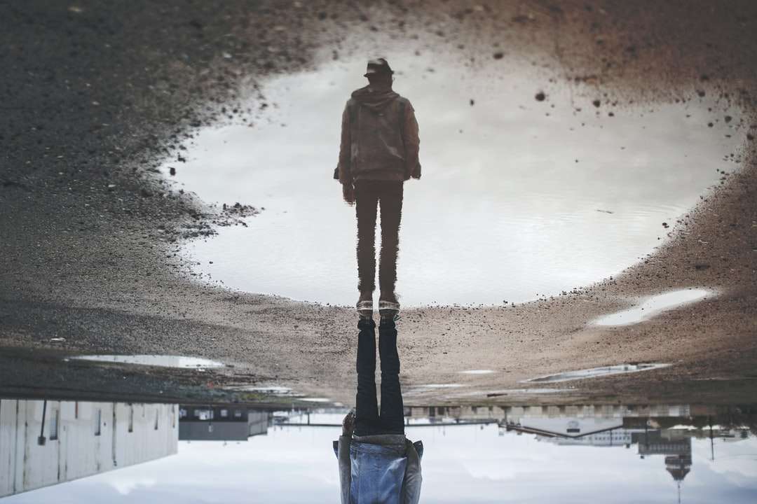 refleksja człowieka nad fotografią wodną puzzle online