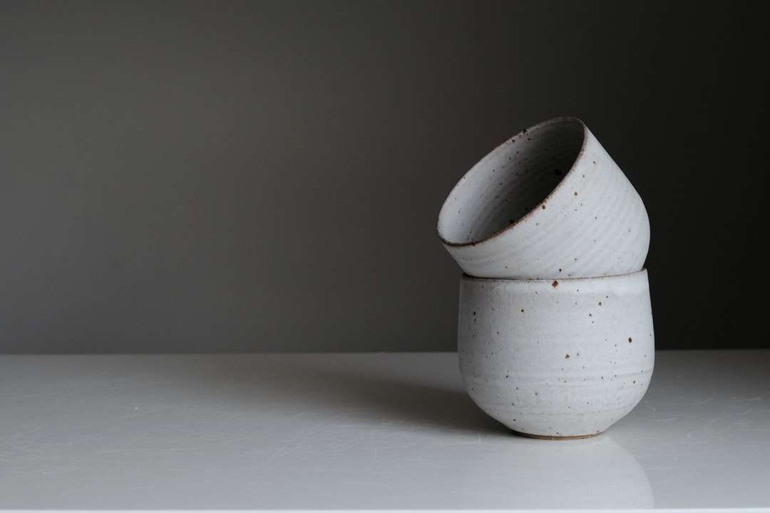 biały ceramiczny wazon na białym stole puzzle online