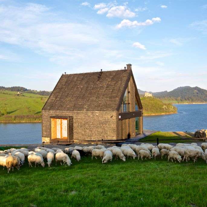 dom pasterski z owieczkami nad jeziorem puzzle online