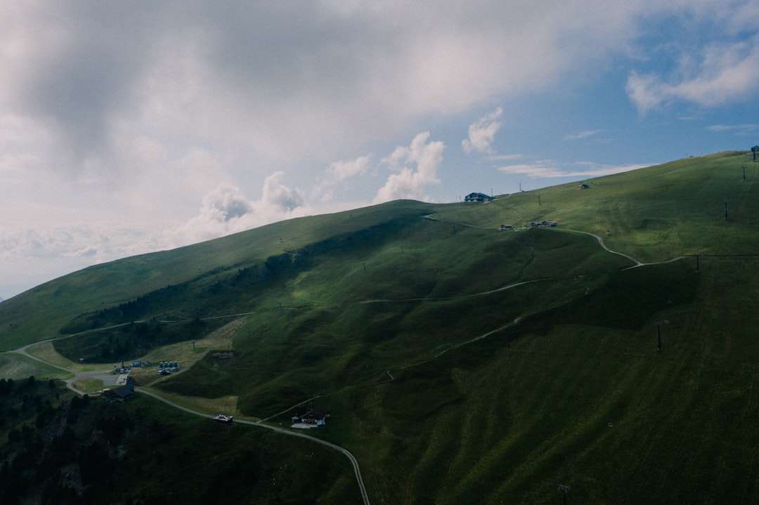 zdjęcie krajobrazu zielonych gór pod białymi chmurami puzzle online