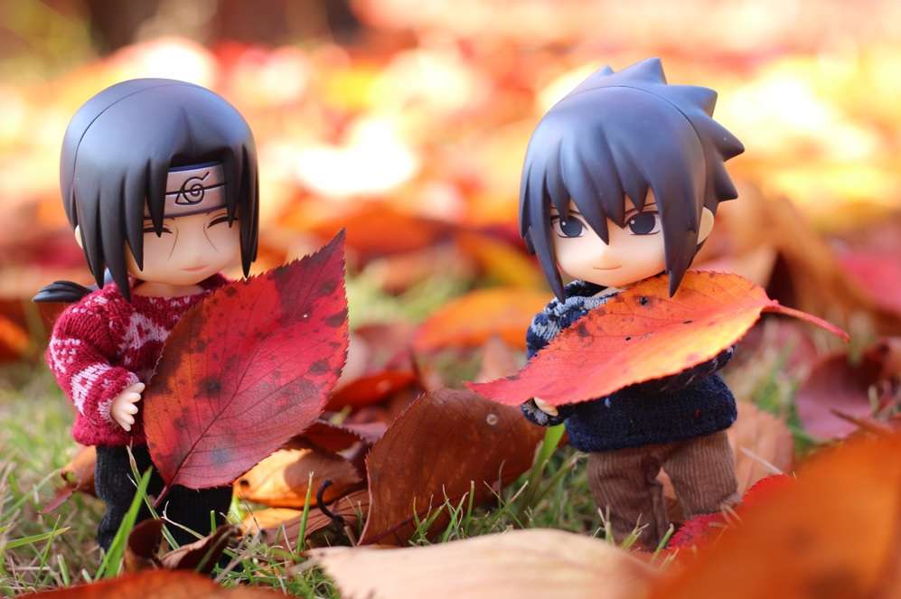 Itachi i Sasuke wśród jesiennych liści puzzle online