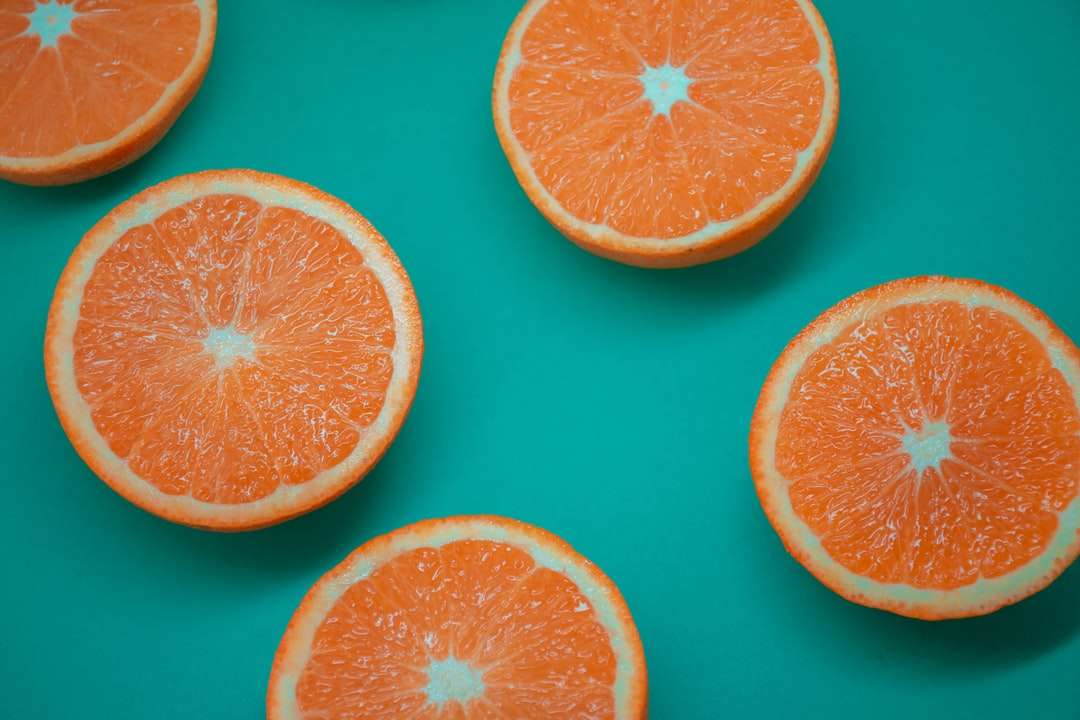 plasterki pomarańczy na niebieskiej powierzchni puzzle online