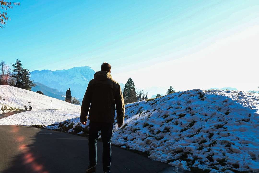 człowiek stojący w pobliżu stosu śniegu puzzle online