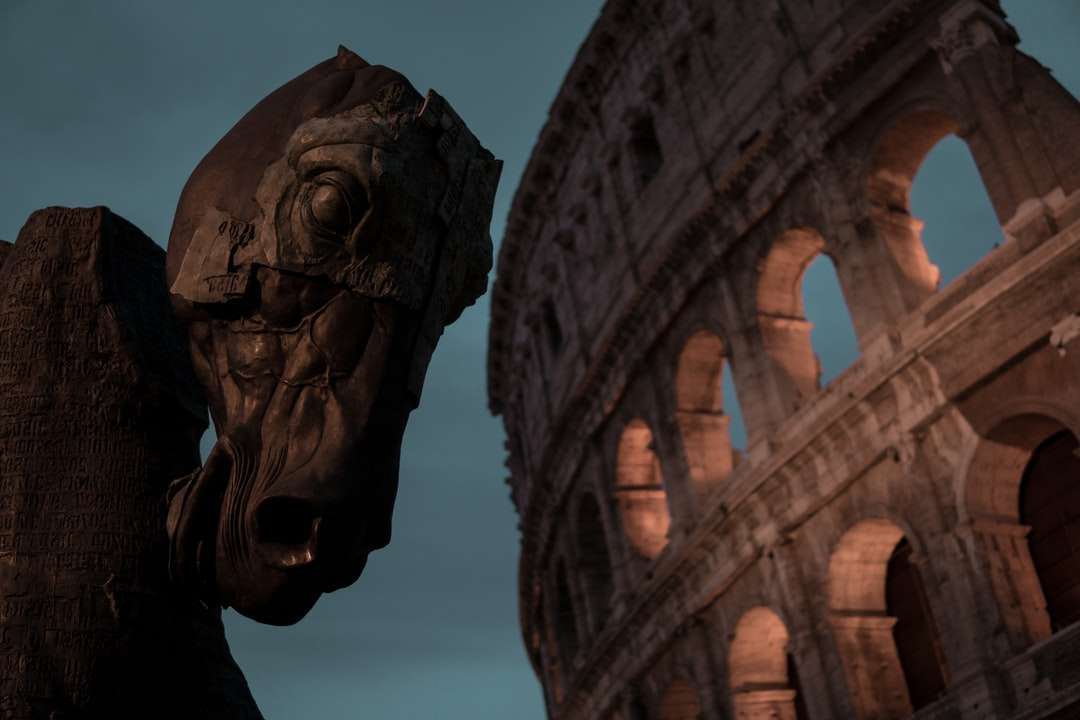 brązowa drewniana rzeźba głowy konia obok Koloseum puzzle online
