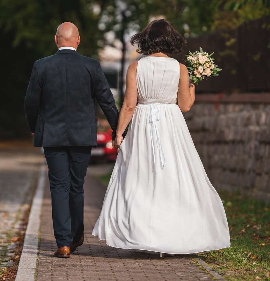 mężczyzna w czarnym garniturze i kobieta w białej sukni ślubnej puzzle online