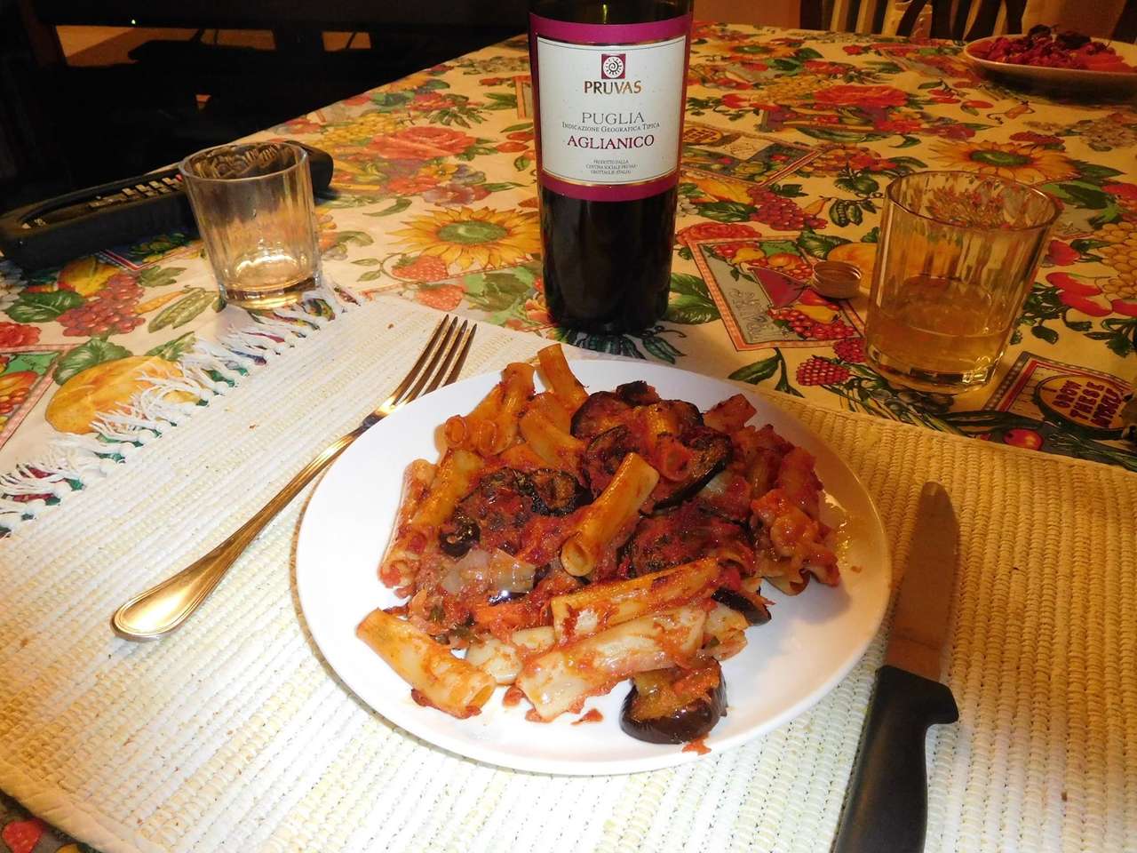 Pieczony makaron i świetne czerwone wino Aglianico puzzle online