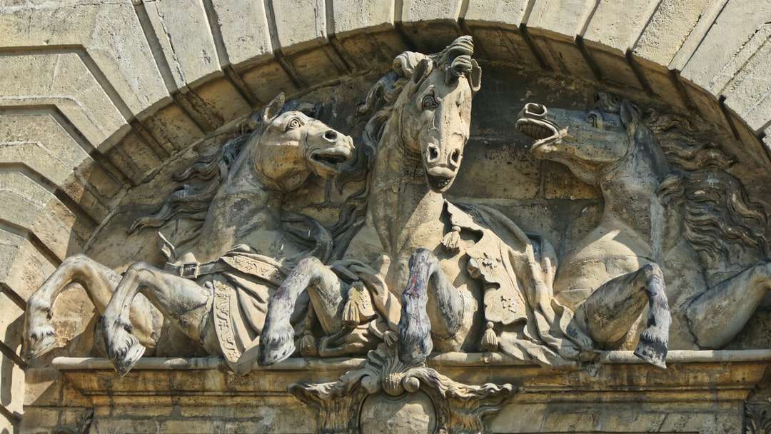 posąg stada koni puzzle online