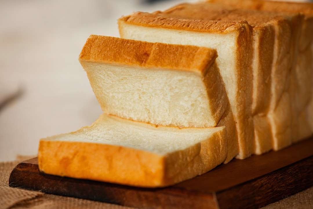 ciemny chleb na białym talerzu ceramicznym puzzle online