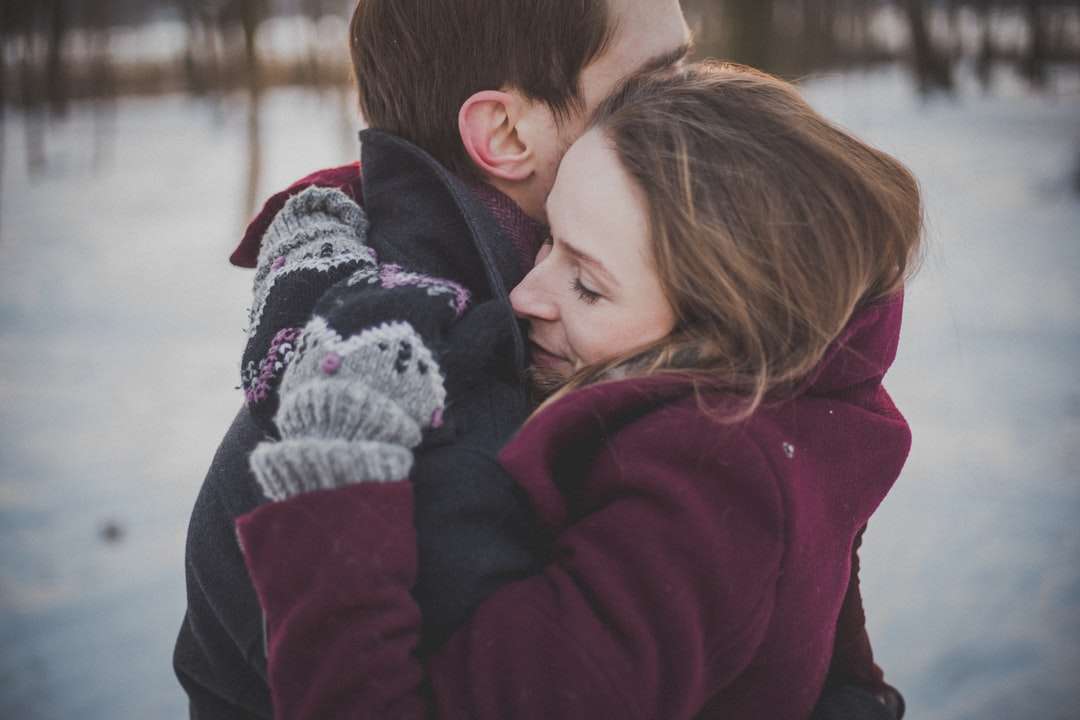 mężczyzna i kobieta przytulanie siebie puzzle online