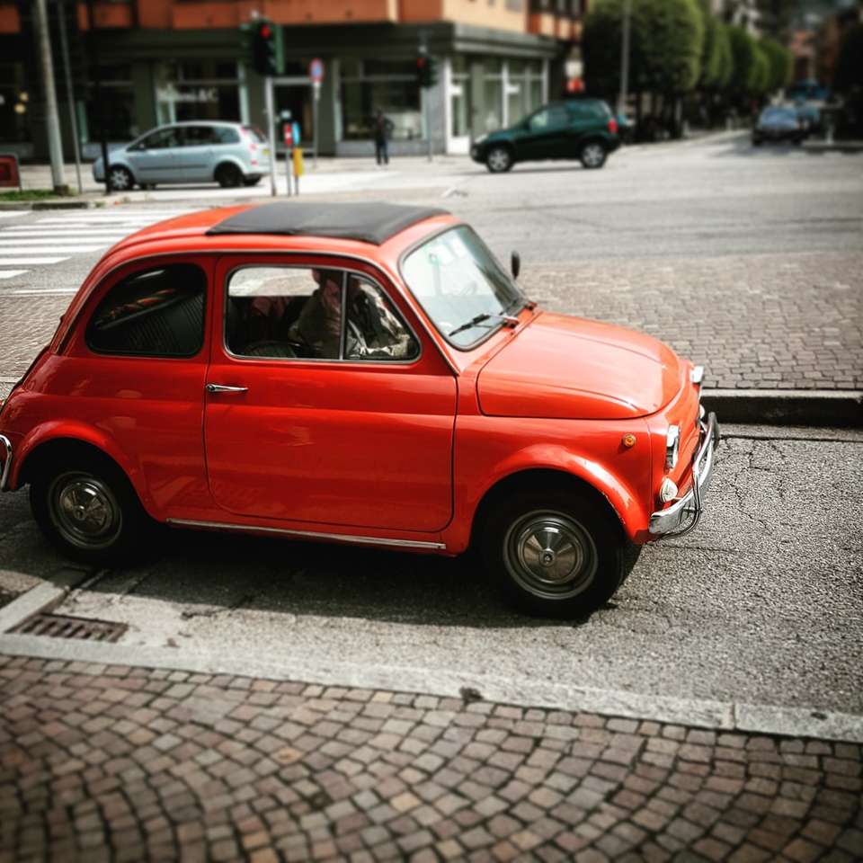 czerwony volkswagen beetle zaparkowany na chodniku w ciągu dnia puzzle online