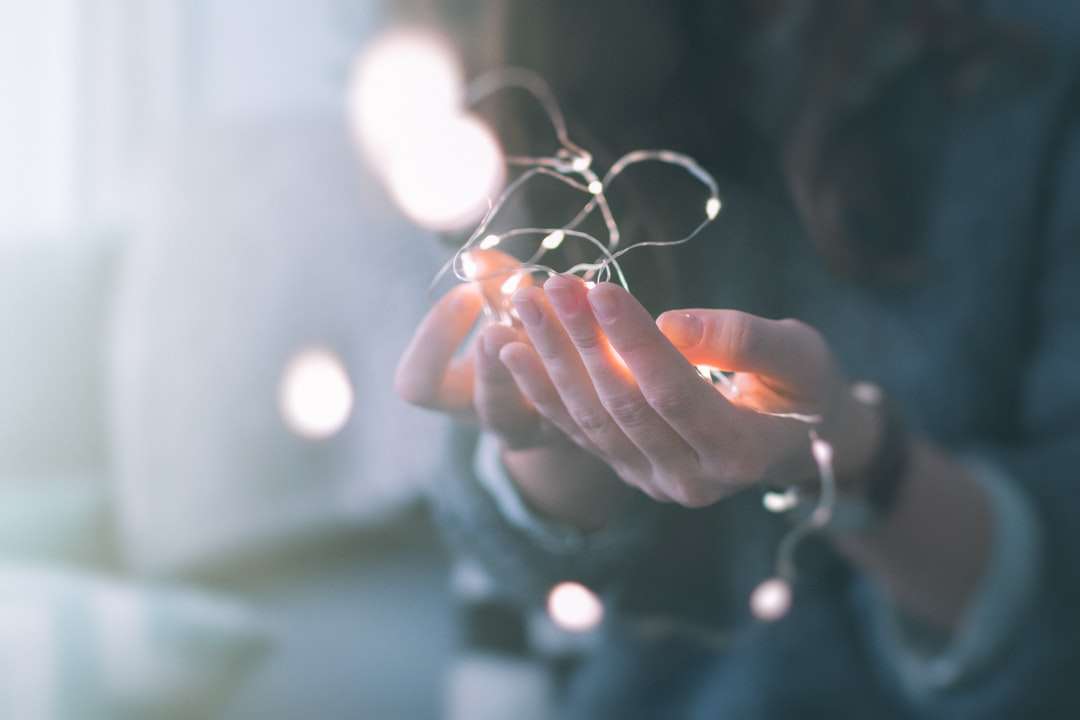 płytkie fokus zdjęcie osoby trzymającej światła łańcuchowe puzzle online
