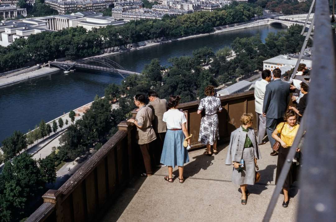 osoby stojące na tarasie z widokiem na rzekę puzzle online