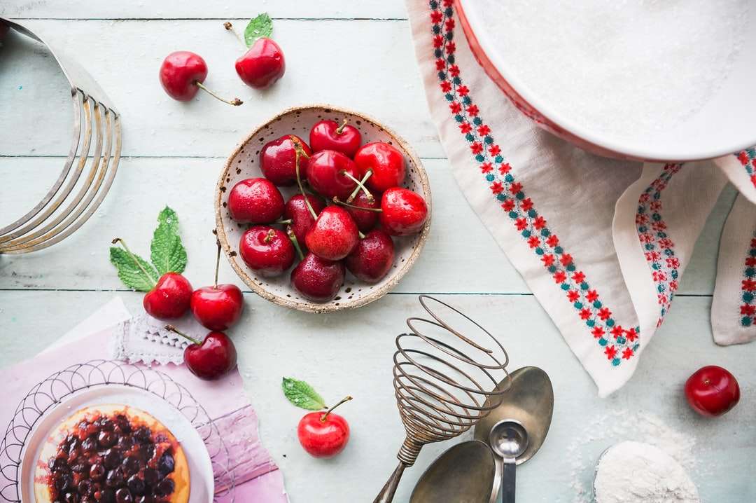 czerwone jagody w misce na stole puzzle online