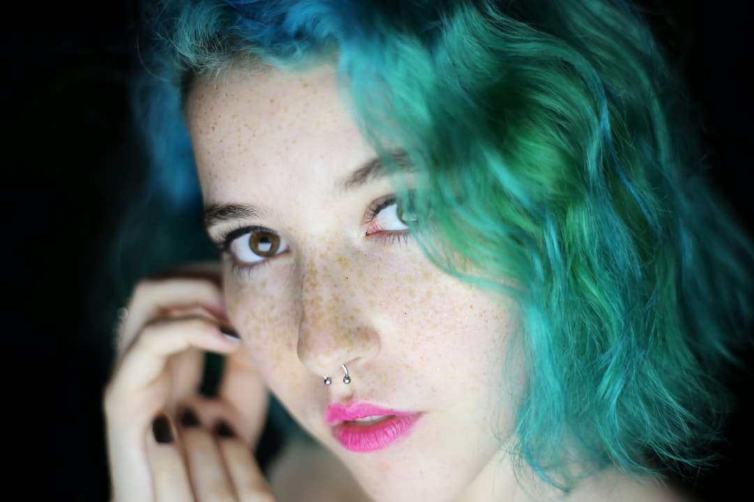 zielonowłosa kobieta puzzle online