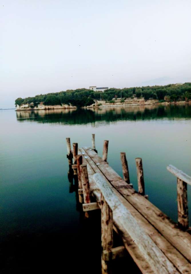 opuszczone nabrzeże jeziora varano FG we Włoszech puzzle online