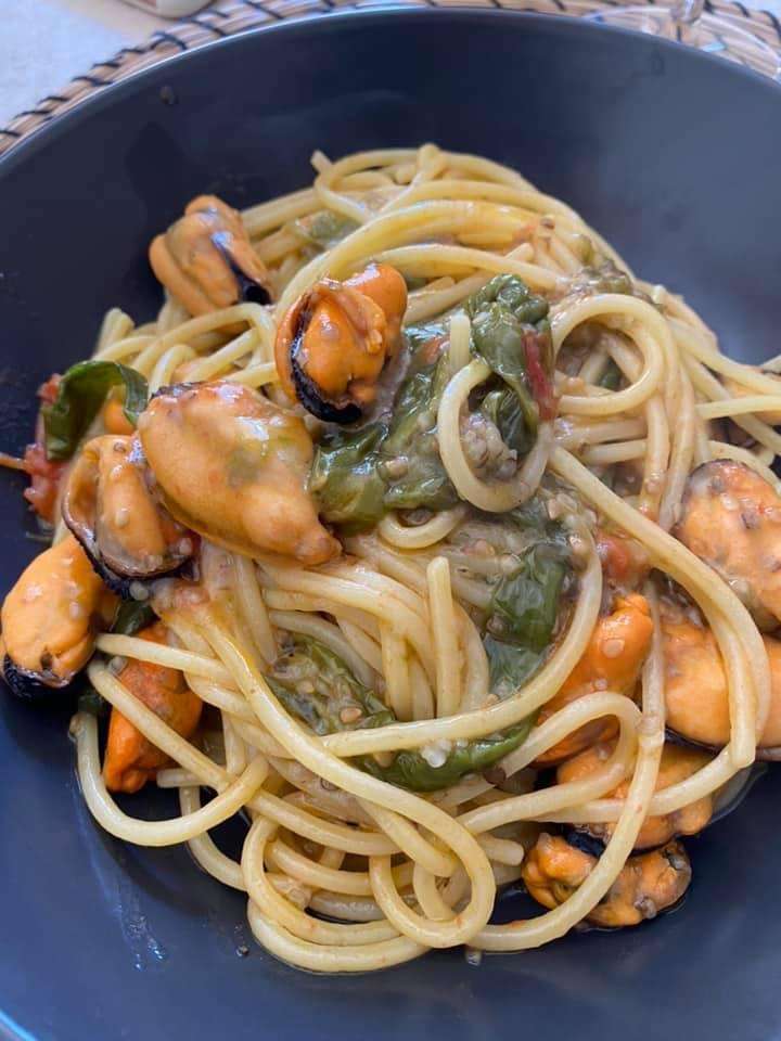 spaghetti z zielonym chilli i małżami puzzle online