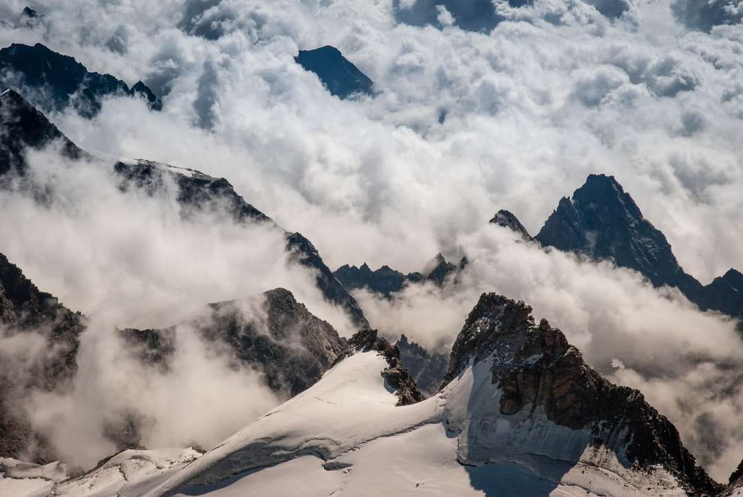widok z lotu ptaka na góry pokryte chmurami puzzle online