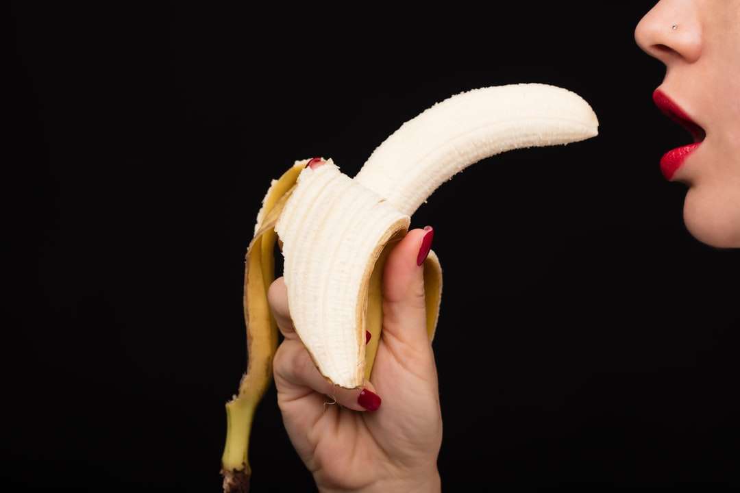 osoba trzymająca owoc żółtego banana puzzle online