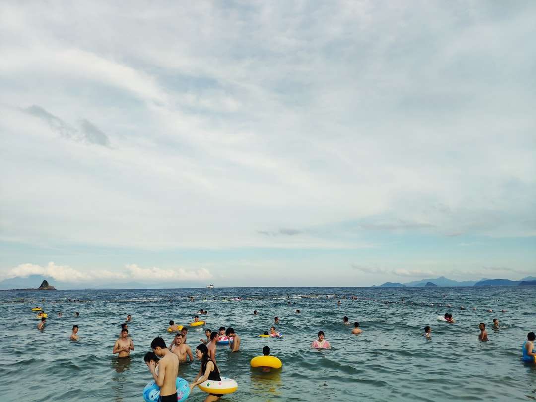 ludzie pływający po morzu puzzle online