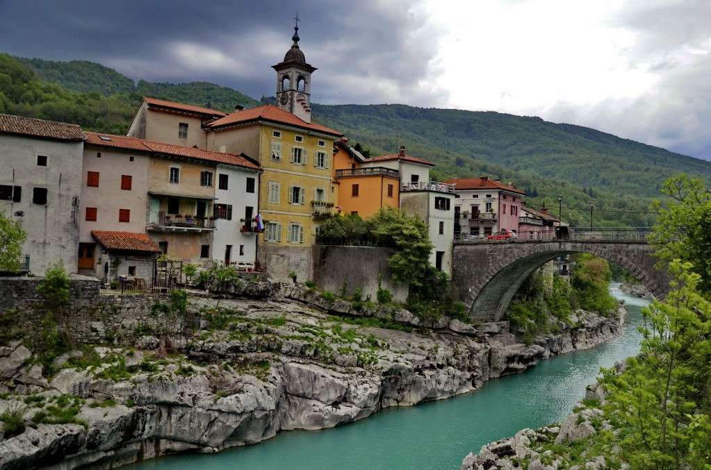 budowla przy kanale w słowenii puzzle online