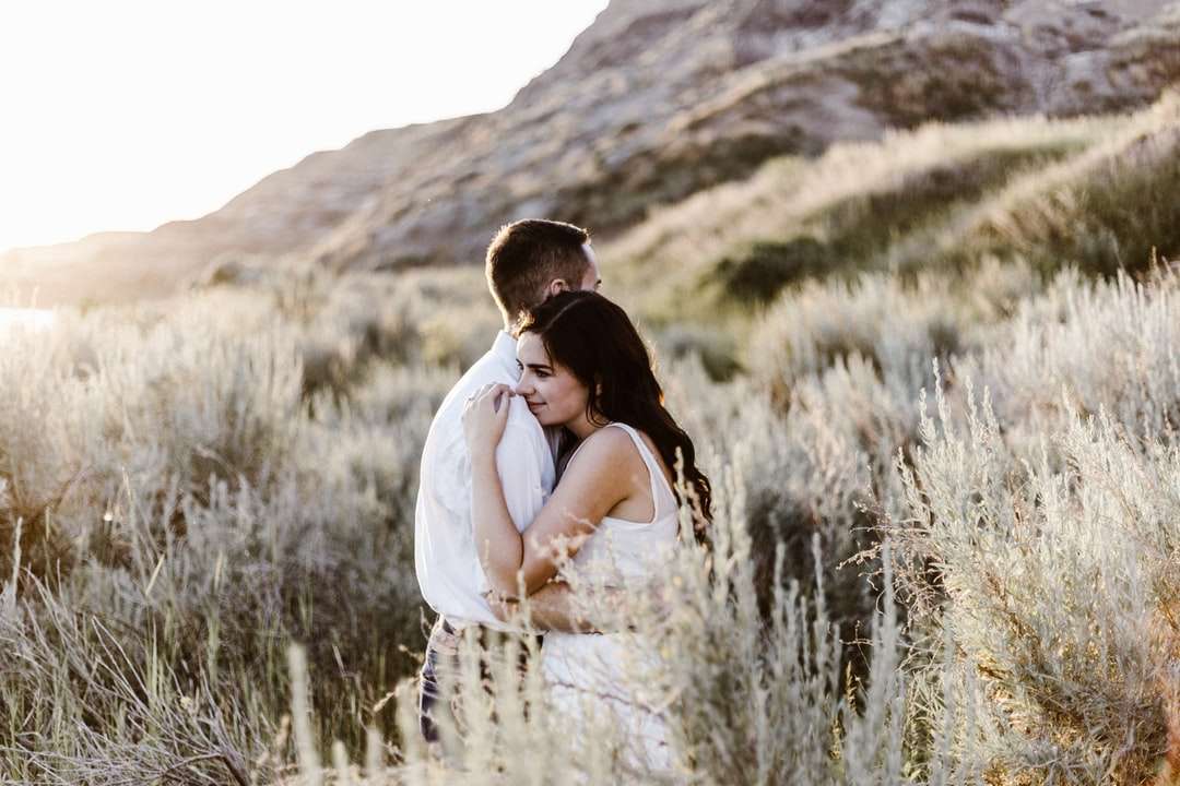 mężczyzna przytulanie kobieta w pobliżu góry puzzle online