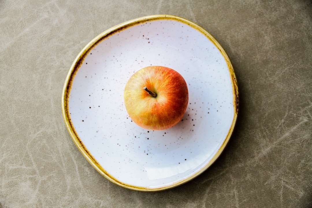 Jabłko na białym talerzu puzzle online