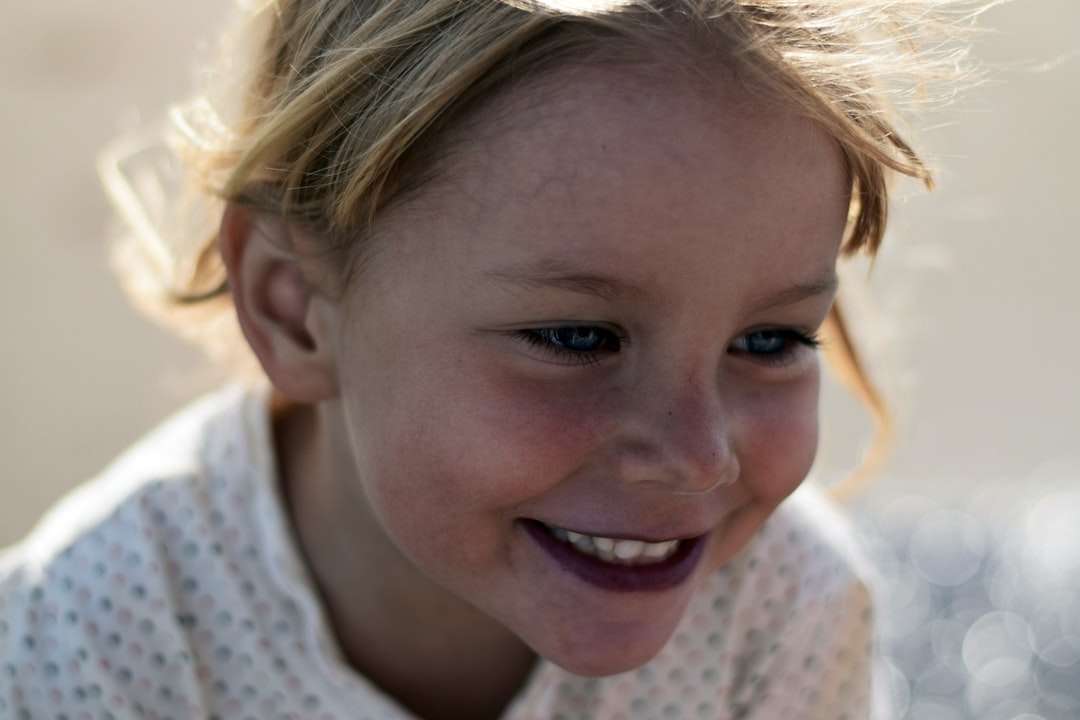 selektywne zdjęcie ostrości młodej dziewczyny uśmiechnięte puzzle online