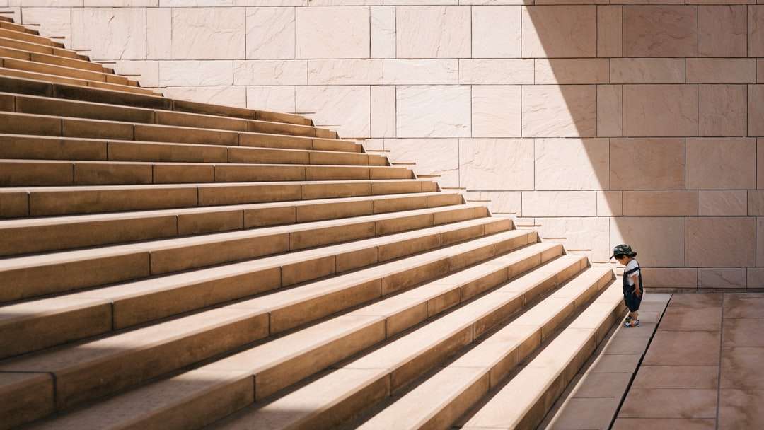 maluch stoi przed beżowymi betonowymi schodami puzzle online