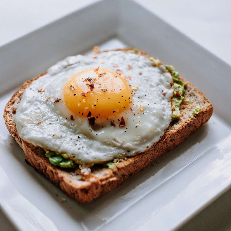 chleb z jajkiem do góry, podawany na białym talerzu ceramicznym puzzle online