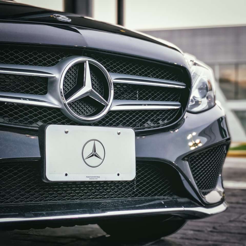 czarny sedan Mercedes-Benz puzzle online