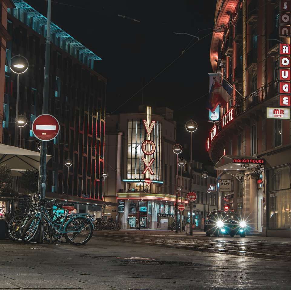 ulica w nocy z rowerami zaparkowanymi na bocznych drogach puzzle online