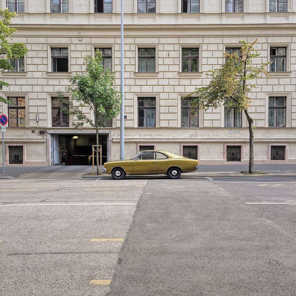 żółty sedan na betonowej jezdni puzzle online