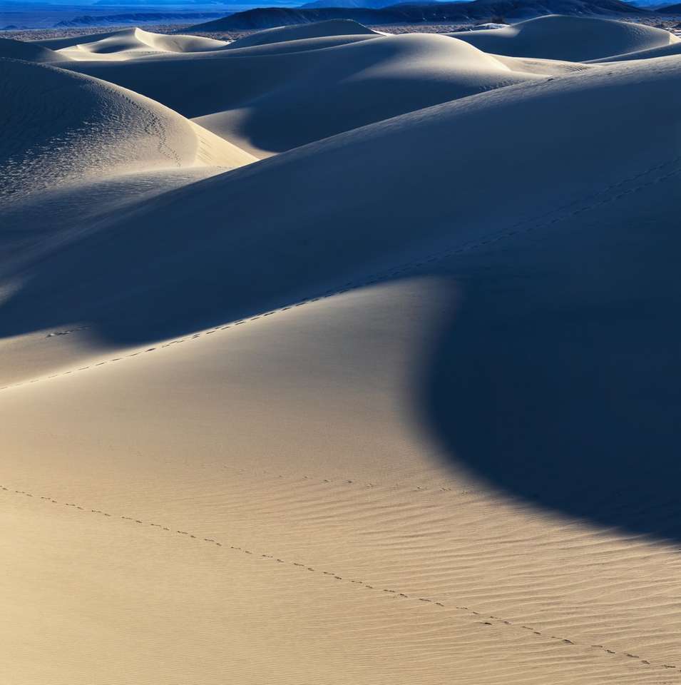 pustynia pod błękitnym niebem w ciągu dnia puzzle online