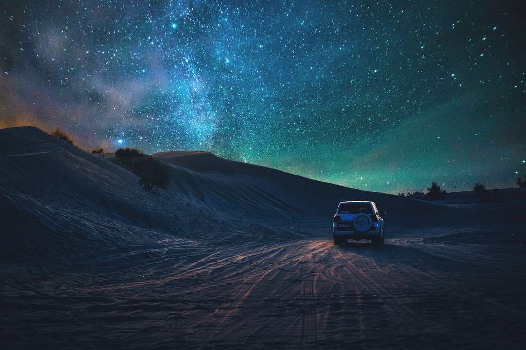 szary pojazd poruszający się po pustyni w nocy puzzle online
