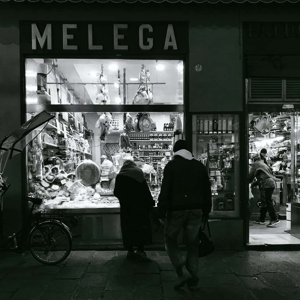 zdjęcie w skali szarości dwóch osób stojących w sklepie Melega puzzle online