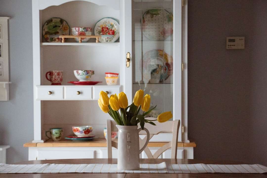 żółte tulipany w białym ceramicznym wazonie puzzle online