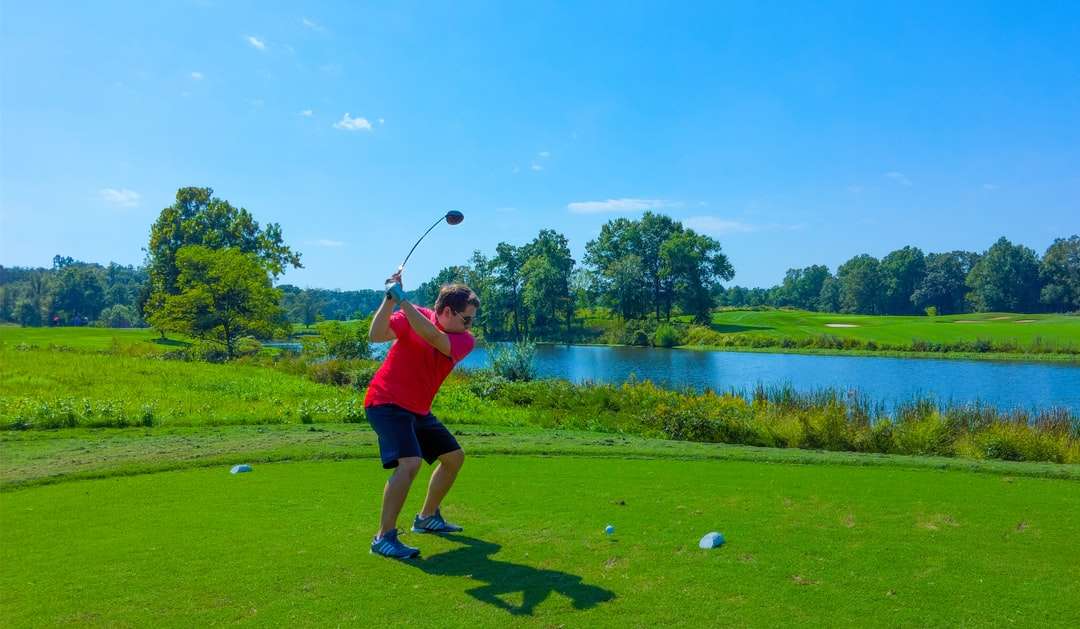 mężczyzna gra w golfa fotografia puzzle online