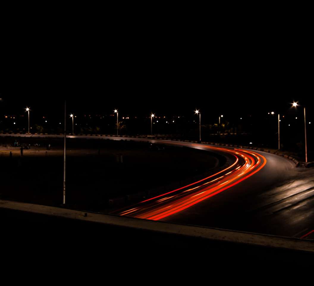 fotografia poklatkowa drogi z czerwonymi światłami w nocy puzzle online