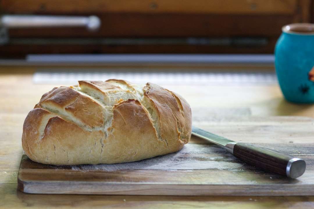chleb na białym drewnianym stole puzzle online