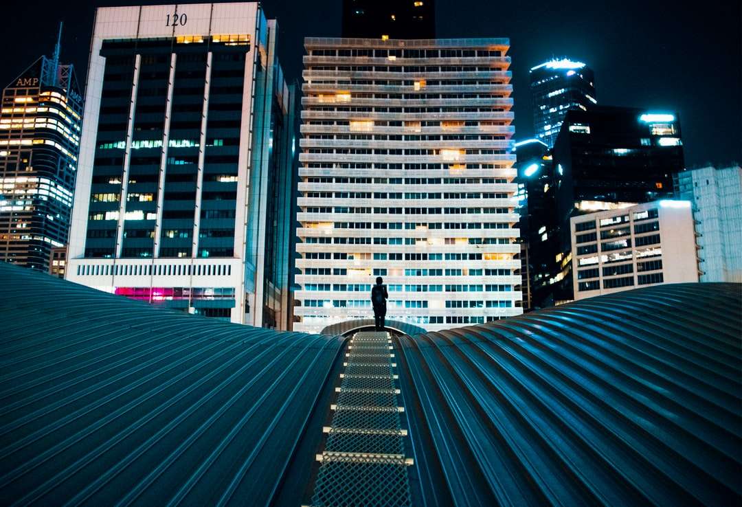 osoba stojąca na dachu budynku z budynkami miejskimi puzzle online