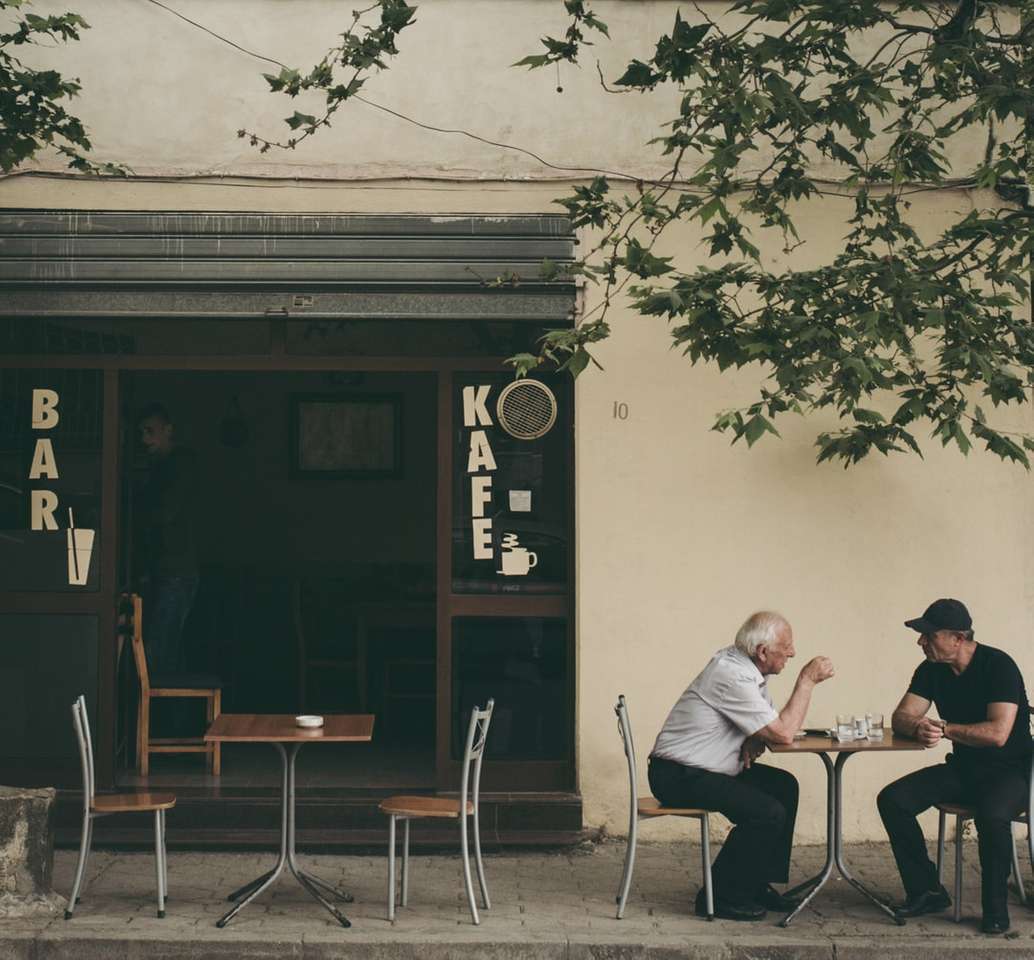 dwóch mężczyzn na czacie biały siedzi na brązowym drewnianym krześle puzzle online
