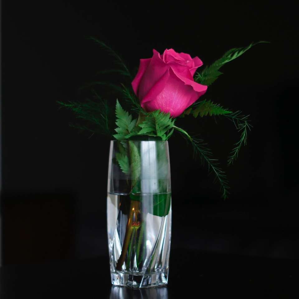 różowa róża w wazonie z przezroczystego szkła puzzle online