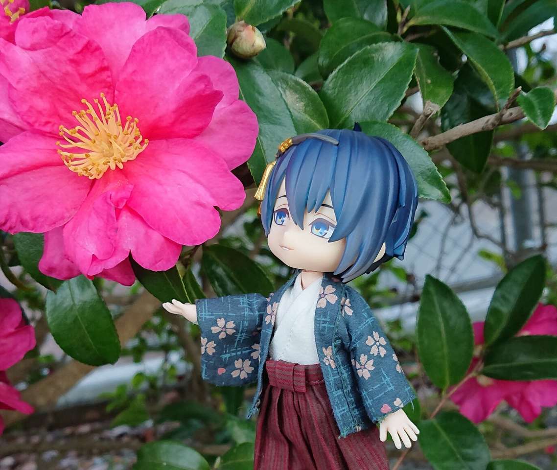 Mikazuki podziwia piękne kwiaty puzzle online