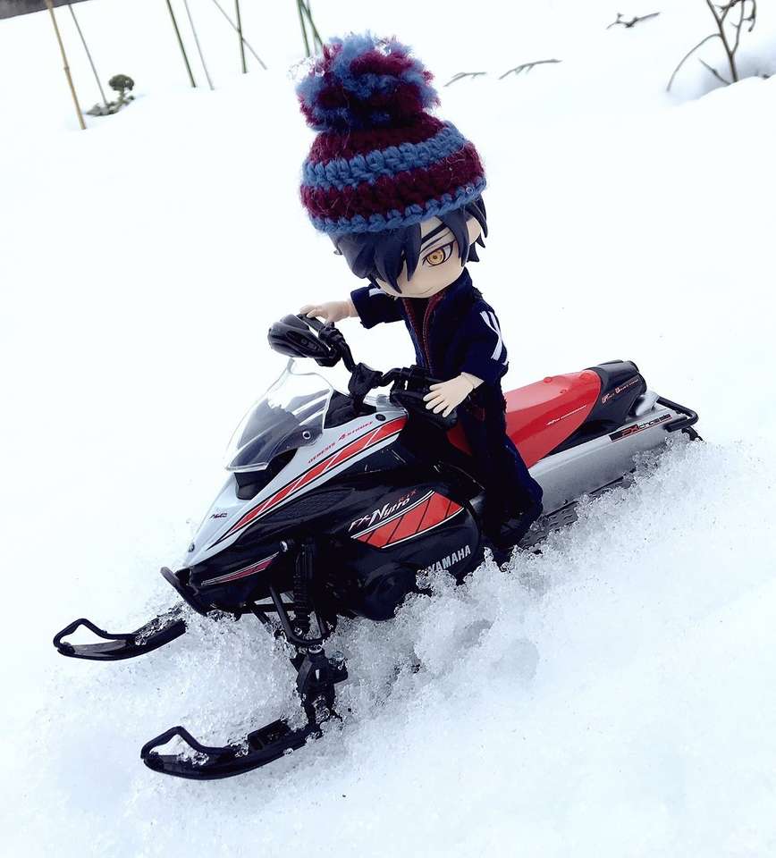 Mitsu jeździ skuterem śnieżnym puzzle online