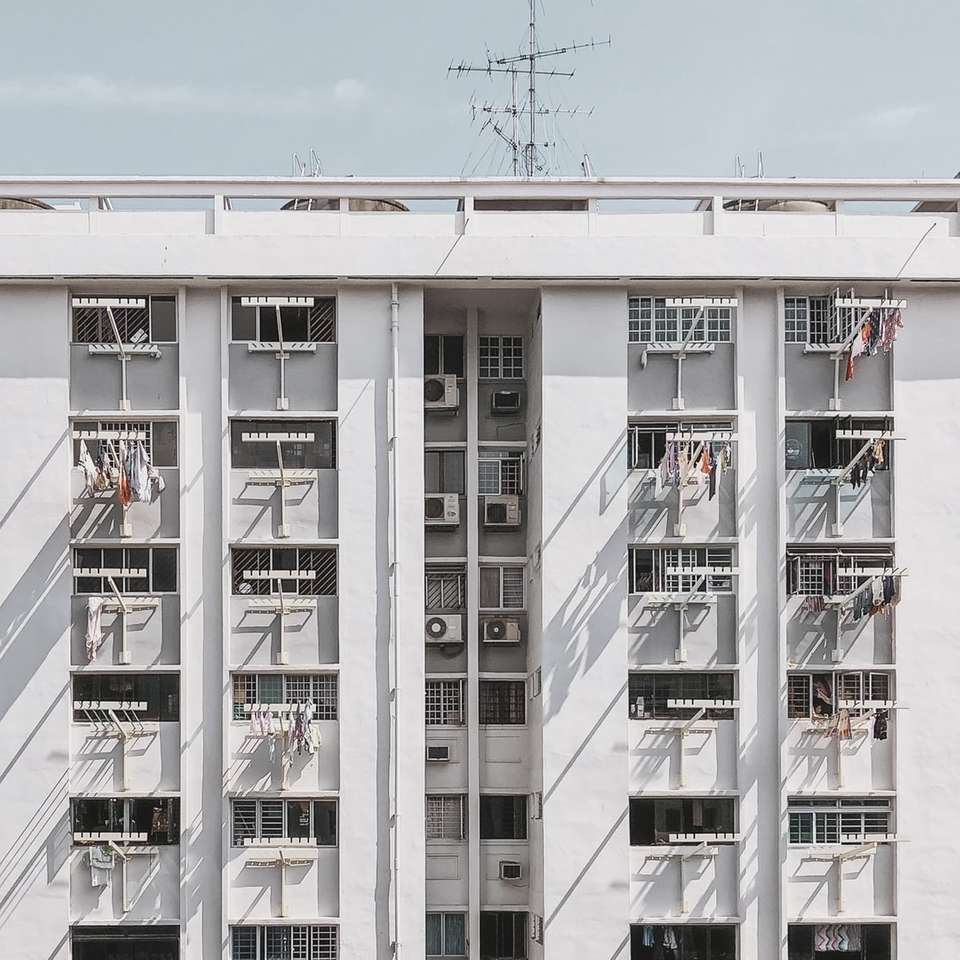 architektoniczne zdjęcie białego budynku puzzle online