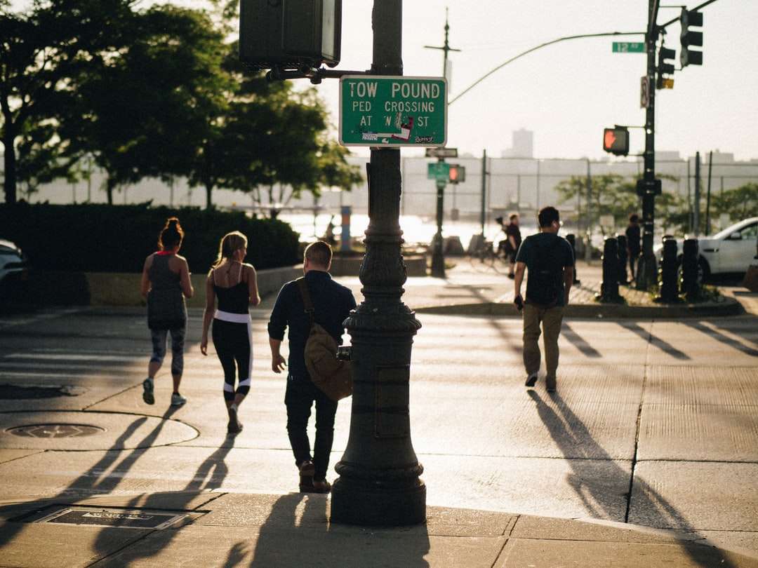 zdjęcie osób przechodzących przez ulicę puzzle online