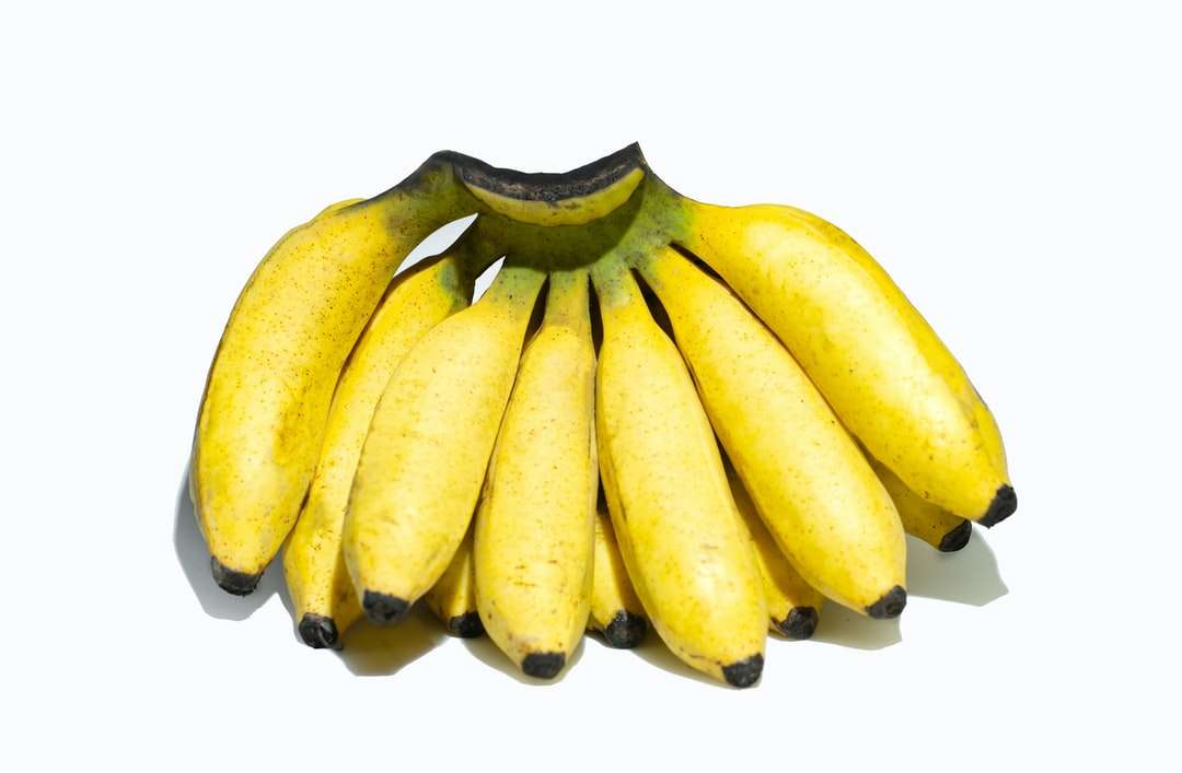 żółty owoc banana na białym tle puzzle online